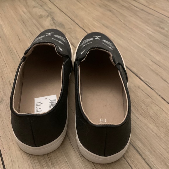 Children’s place kitty shoes - Picture 2 of 3